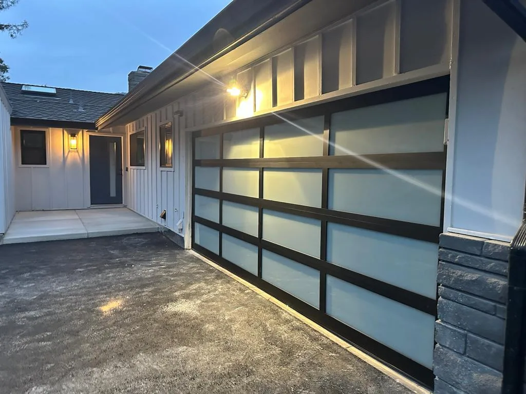 SideViewModernGarageDoor